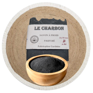 savon artisanal naturel au charbon et parfumé Monoï